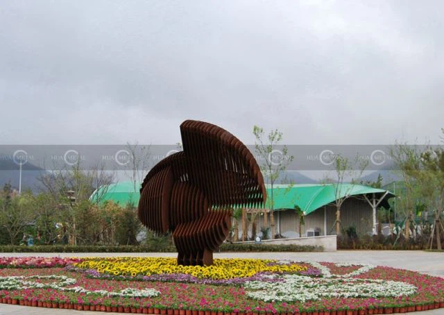 Escultura d'acer corten