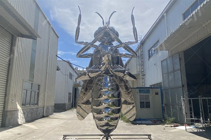 Mirror Polished Stainless Steel Bee Sculpture factory
